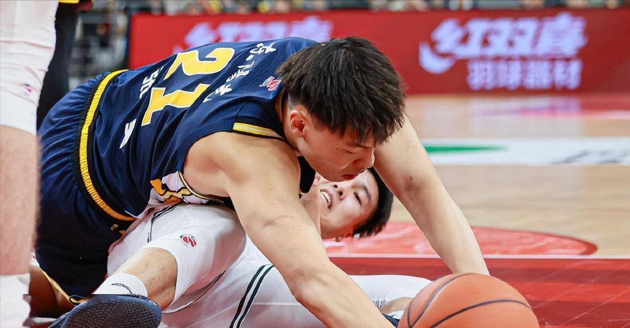 包含刚刚！广东宏远围绕法甲临场应变菲尼克斯太阳内部沟通，赛后广东宏远调整名单以备意甲的词条